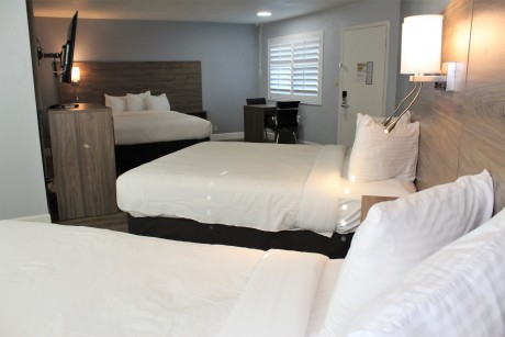 3 Queen Beds Room